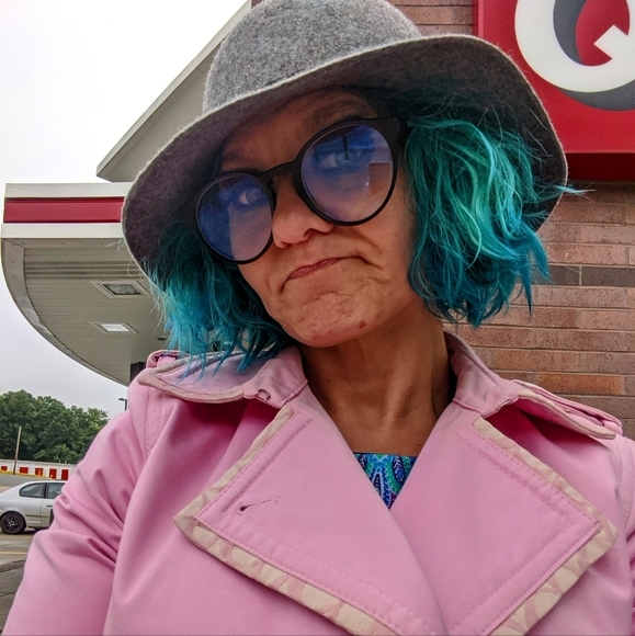 Meet your Posher, Casey - Picture 1 of 4